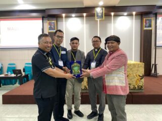Pendeta Esron B Tampubolon, M.Th, mengajak generasi muda Batak Kristen harus mampu mengambil peran strategis, baik sebagai subjek maupun objek pelayanan gereja / dok Rio Nainggolan