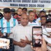 Matius D. Fakhiri memberikan keterangan kepada pers usai mendaftarkan sebagai bakal calon Ketum KONI Papua / Istimewa