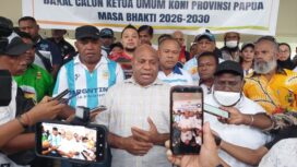 Matius D. Fakhiri memberikan keterangan kepada pers usai mendaftarkan sebagai bakal calon Ketum KONI Papua / Istimewa