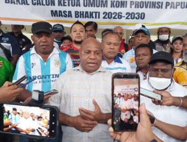 Matius D. Fakhiri memberikan keterangan kepada pers usai mendaftarkan sebagai bakal calon Ketum KONI Papua / Istimewa
