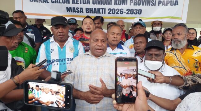 Matius D. Fakhiri memberikan keterangan kepada pers usai mendaftarkan sebagai bakal calon Ketum KONI Papua / Istimewa