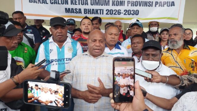 
					Matius D. Fakhiri memberikan keterangan kepada pers usai mendaftarkan sebagai bakal calon Ketum KONI Papua / Istimewa