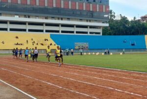 Para atlet lari sedang berlomba di lintasan atletik Mandala pada hari pembukaan Kejurda Atletik Piala Gubernur Papua / Istimewa