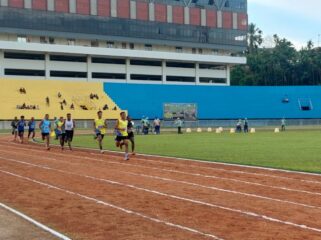 Para atlet lari sedang berlomba di lintasan atletik Mandala pada hari pembukaan Kejurda Atletik Piala Gubernur Papua / Istimewa