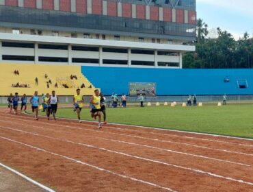 Para atlet lari sedang berlomba di lintasan atletik Mandala pada hari pembukaan Kejurda Atletik Piala Gubernur Papua / Istimewa