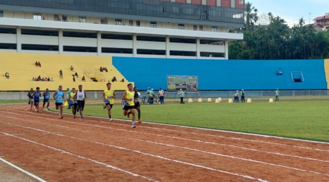 Para atlet lari sedang berlomba di lintasan atletik Mandala pada hari pembukaan Kejurda Atletik Piala Gubernur Papua / Istimewa