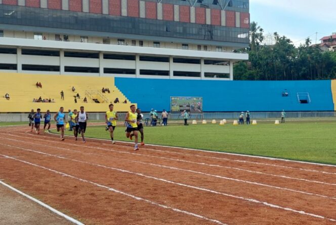 
					Para atlet lari sedang berlomba di lintasan atletik Mandala pada hari pembukaan Kejurda Atletik Piala Gubernur Papua / Istimewa