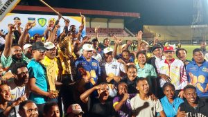 Gubernur Papua, Matius D. Fakhiri foto bersama dengan kontingen Kejurda atletik usai penyerahan trofi / Istimewa