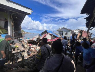 Suasana di TKP pasca ledakan bom yang diduga peninggalan Perang Dunia II di Biak / Istimewa