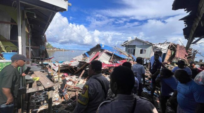 Suasana di TKP pasca ledakan bom yang diduga peninggalan Perang Dunia II di Biak / Istimewa