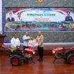 Gubernur Papua, Matius D. Fakhiri menyerahkan Bantuan 14 Alsintan kepada Polda Papua / Istimewa