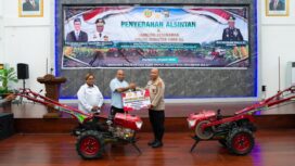 Gubernur Papua, Matius D. Fakhiri menyerahkan Bantuan 14 Alsintan kepada Polda Papua / Istimewa