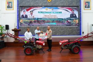 Gubernur Papua, Matius D. Fakhiri menyerahkan Bantuan 14 Alsintan kepada Polda Papua / Istimewa