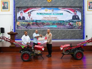 Gubernur Papua, Matius D. Fakhiri menyerahkan Bantuan 14 Alsintan kepada Polda Papua / Istimewa
