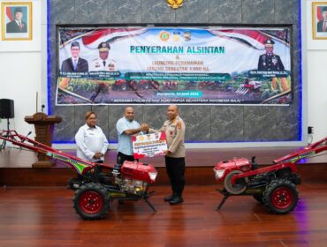 Gubernur Papua, Matius D. Fakhiri menyerahkan Bantuan 14 Alsintan kepada Polda Papua / Istimewa