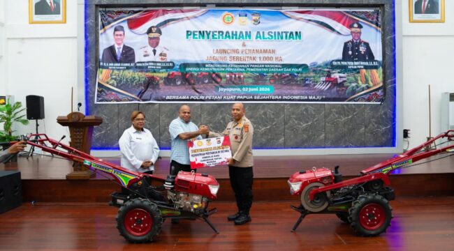 Gubernur Papua, Matius D. Fakhiri menyerahkan Bantuan 14 Alsintan kepada Polda Papua / Istimewa