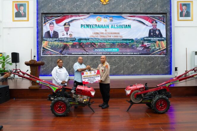 
					Gubernur Papua, Matius D. Fakhiri menyerahkan Bantuan 14 Alsintan kepada Polda Papua / Istimewa