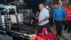 Gubernur Papua, Matius D. Fakhiri meninjau langsung gudang alat dan mesin pertanian (alsintan) Brigade Dinas Pertanian Provinsi Papua di Kampung Harapan Sentani / Istimewa