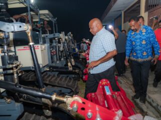 Gubernur Papua, Matius D. Fakhiri meninjau langsung gudang alat dan mesin pertanian (alsintan) Brigade Dinas Pertanian Provinsi Papua di Kampung Harapan Sentani / Istimewa