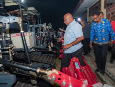 Gubernur Papua, Matius D. Fakhiri meninjau langsung gudang alat dan mesin pertanian (alsintan) Brigade Dinas Pertanian Provinsi Papua di Kampung Harapan Sentani / Istimewa