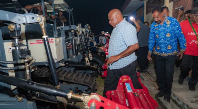 Gubernur Papua, Matius D. Fakhiri meninjau langsung gudang alat dan mesin pertanian (alsintan) Brigade Dinas Pertanian Provinsi Papua di Kampung Harapan Sentani / Istimewa