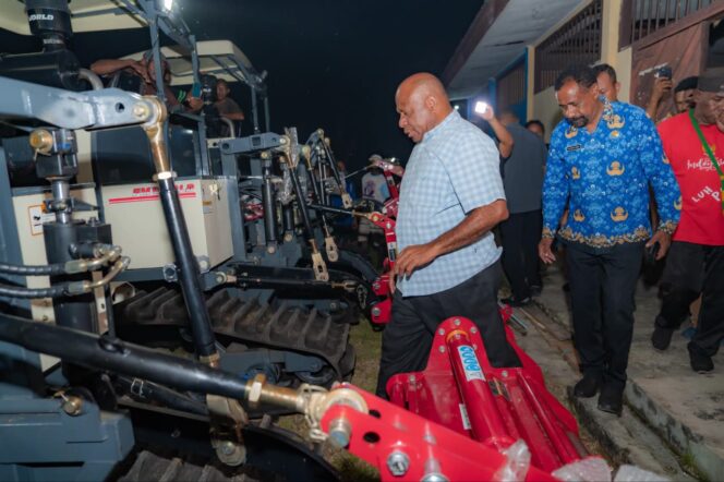 
					Gubernur Papua, Matius D. Fakhiri meninjau langsung gudang alat dan mesin pertanian (alsintan) Brigade Dinas Pertanian Provinsi Papua di Kampung Harapan Sentani / Istimewa
