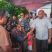 Gubernur Papua, Matius D. Fakhiri Kunjungi Korban Kebakaran di Dok VIII Pantai Jayapura / Istimewa