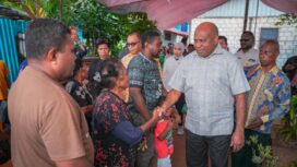 Gubernur Papua, Matius D. Fakhiri Kunjungi Korban Kebakaran di Dok VIII Pantai Jayapura / Istimewa