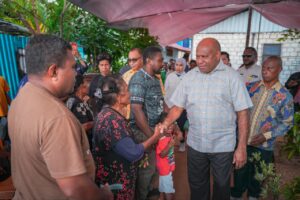 Gubernur Papua, Matius D. Fakhiri Kunjungi Korban Kebakaran di Dok VIII Pantai Jayapura / Istimewa