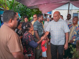 Gubernur Papua, Matius D. Fakhiri Kunjungi Korban Kebakaran di Dok VIII Pantai Jayapura / Istimewa