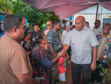 Gubernur Papua, Matius D. Fakhiri Kunjungi Korban Kebakaran di Dok VIII Pantai Jayapura / Istimewa