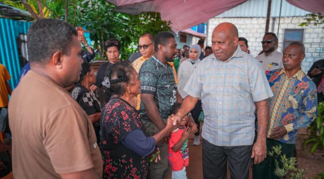 Gubernur Papua, Matius D. Fakhiri Kunjungi Korban Kebakaran di Dok VIII Pantai Jayapura / Istimewa