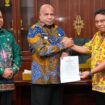Penyerahan Surat Keputusan (SK) PJ Sekda Papua oleh Gubernur / Istimewa