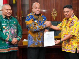 Penyerahan Surat Keputusan (SK) PJ Sekda Papua oleh Gubernur / Istimewa