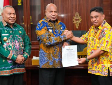 Penyerahan Surat Keputusan (SK) PJ Sekda Papua oleh Gubernur / Istimewa