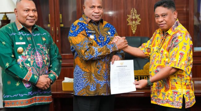 Penyerahan Surat Keputusan (SK) PJ Sekda Papua oleh Gubernur / Istimewa
