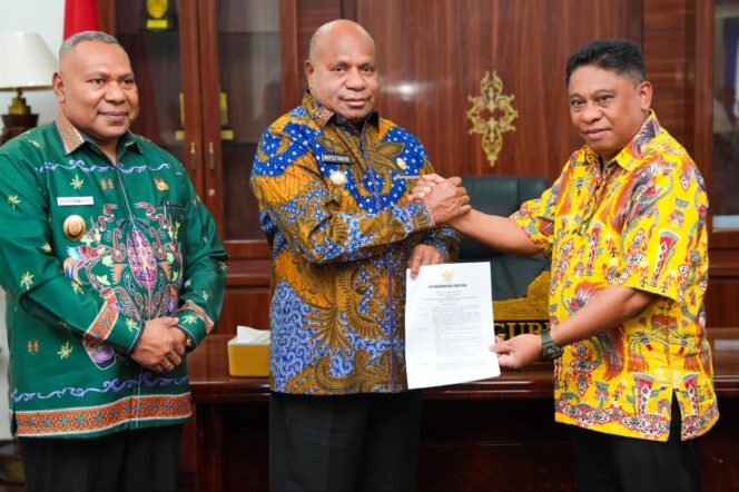 
					Penyerahan Surat Keputusan (SK) PJ Sekda Papua oleh Gubernur / Istimewa