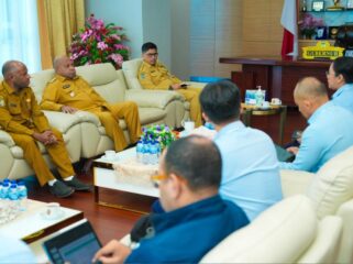 Manajemen Rumah Sakit Umum Pusat (RSUP) Jayapura melaporkan perkembangan pelayanan kesehatan selama satu tahun beroperasi kepada Gubernur / Istimewa