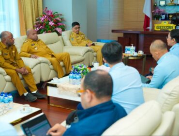 Manajemen Rumah Sakit Umum Pusat (RSUP) Jayapura melaporkan perkembangan pelayanan kesehatan selama satu tahun beroperasi kepada Gubernur / Istimewa