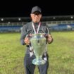 Mohamad Efendi Jaya ketika mengangkat trofi juara Liga 4 Zona Papua / Istimewa