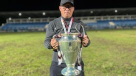 Mohamad Efendi Jaya ketika mengangkat trofi juara Liga 4 Zona Papua / Istimewa