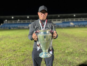 Mohamad Efendi Jaya ketika mengangkat trofi juara Liga 4 Zona Papua / Istimewa