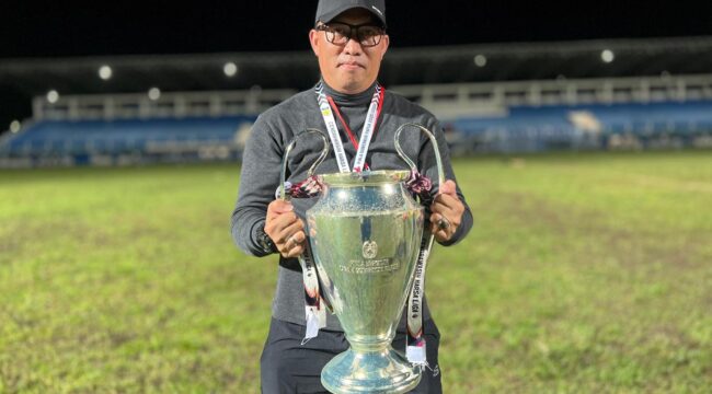 Mohamad Efendi Jaya ketika mengangkat trofi juara Liga 4 Zona Papua / Istimewa