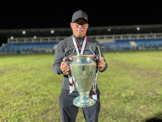 
					Mohamad Efendi Jaya ketika mengangkat trofi juara Liga 4 Zona Papua / Istimewa