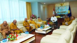 Kepala BBPPKS Regional VI Papua Kemensos RI, John Herman Mampioper ketika bertemu dengan Gubernur Matius D. Fakhiri / Istimewa
