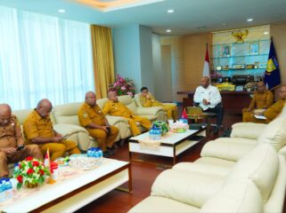 Kepala BBPPKS Regional VI Papua Kemensos RI, John Herman Mampioper ketika bertemu dengan Gubernur Matius D. Fakhiri / Istimewa