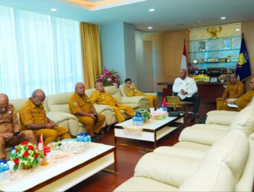Kepala BBPPKS Regional VI Papua Kemensos RI, John Herman Mampioper ketika bertemu dengan Gubernur Matius D. Fakhiri / Istimewa