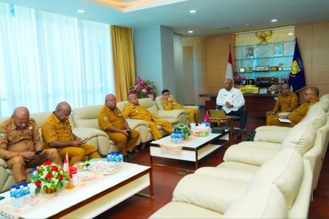 
					Kepala BBPPKS Regional VI Papua Kemensos RI, John Herman Mampioper ketika bertemu dengan Gubernur Matius D. Fakhiri / Istimewa