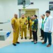 Gubernur Papua, Matius D. Fakhiri saat mengunjungi RSUP Jayapura / Istimewa