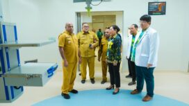 Gubernur Papua, Matius D. Fakhiri saat mengunjungi RSUP Jayapura / Istimewa